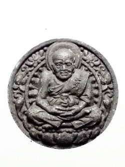 รหัสสินค้า หลวงปู่ทวด วัดต่างๆ 403 หลวงปู่ทวด เหยียบน้ำทะเลจืด เนื้อผงใบลาน วัดช้างให้ จังหวัดปัตตานี หลังตัวหนังสือ น. พิมพ์จันทร์ลอย