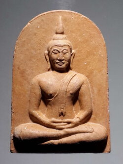 รหัสสินค้า พระไม่ทราบที่ 408 พระพุทธเนื้อดินเผา ปางสมาธิ หลังยันต์ น่าจะเป็นพระทางเหนือครับ ไม่ทราบที่