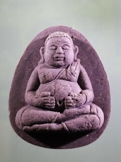 รหัสสินค้า พระเนื้อดิน เนื้อผง เนื้อว่าน 287 พระสังกัจจายน์เนื้อผง หลวงพ่อปกรณ์ วัดถ้ำผาแด่น จังหวัดสกลนคร ขนาดเทียบกับเหรียญบาท