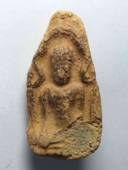 รหัสสินค้า พระกรุ 019 พระขุนแผนไข่ผ่าซีก (เเตงกวา) กรุวัดพระรูป จังหวัดสุพรรณบุรี สภาพระเบิดเข่าด้านซ้าย พระรายการนี้ให้เช่าบูชาแล้ว