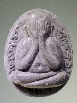 รหัสสินค้า พระไม่ทราบที่ 272 พระปิดตากนกข้าง เนื้อผงใบลาน หลังยันต์ห้า ไม่ทราบที่ พระรายการนี้ให้เช่าบูชาแล้ว