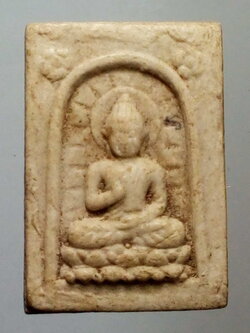 รหัสสินค้า พระไม่ทราบที่ 176 พระพุทธเนื้อผงนั่งประทานพร หลังยันต์เฑาะว์ ไม่ทราบที่