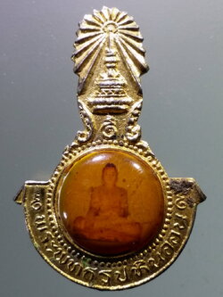 รหัสสินค้า เครื่องราง ล็อกเก็ต ภาพถ่าย 121 ล็อกเก็ตเข็มกลัดกะไหล่ทอง พระพุทธรูปหินอ่อน วัดดอนแก้ว อำเภอแม่ระมาด จังหวัดตาก