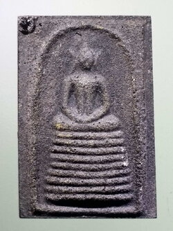 รหัสสินค้าพระ ไม่ทราบที่ 463 พระสมเด็จฐาน 9 ชั้น ไม้งิ้วดำ ไม่ทราบที่ พระองค์นี้เอากล้องส่องจะเห็นว่าพระสร้างขึ้น 2 ชั้นครับ ไม่ได้เป็นไม้งิ้วดำแกะนะครับ น่าจะเอาผง มากดพิมพ์ติดกับไม้งิ้วดำอีกชั้นหนึ่ง พระรายการนี้ให้เช่าบูชาแล้ว