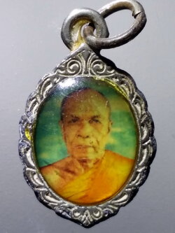 รหัสสินค้า เครื่องราง ล็อกเก็ต ภาพถ่าย 148 ล็อกเก็ตสองหน้า พระมงคลเทพมุนี หลวงพ่อสด วัดปากน้ำ ภาษีเจริญ กรุงเทพฯ