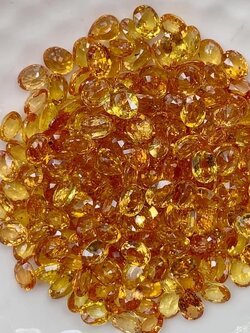 บุษราคัมไข่ 4x3 mm. 1 กะรัต