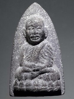 รหัสสินค้า หลวงปู่ทวด วัดต่างๆ 326 หลวงปู่ทวด วัดช้างให้ จังหวัดปัตตานี เนื้อว่าน พิมพ์เตารีด หลังตัวหนังสือนูน พระองค์นี้มีไขขึ้น พระเริ่มเก่ามีอายุแล้วครับ