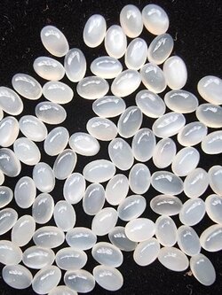 มูนสโตนไข่หลังเบี้ย 6x4 mm. 5 กะรัต