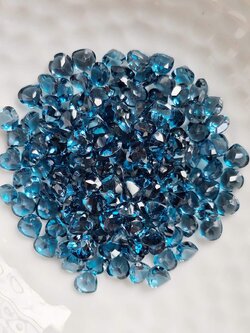 พลอยลอนดอนบลูโทปาสหัวใจ 4 มม. 1 กะรัต