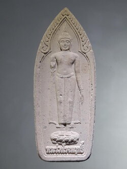 รหัสสินค้า พระเนื้อดิน ผง ว่าน 10438 พระร่วงโรจนฤทธิ์ เนื้อผง รุ่นสร้างโบสถ์ วัดแม่น้ำเก่า จังหวัดสุโขทัย สร้างปี 2555 ที่ระลึกในงานทอดกฐิน