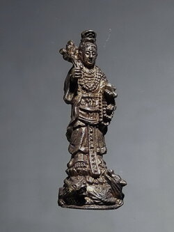 Antig FB 12769 รูปหล่อพระโพธิสัตว์เจ้าแม่กวนอิม ปางขี่มังกร ประพรมน้ำมนต์ องค์เล็ก เนื้อทองสตางค์ ไม่ทราบสำนัก งานเก่าน่าสะสม