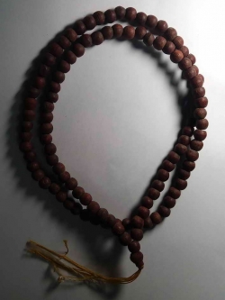 รหัสสินค้า เครื่องราง ล็อตเก็ต ภาพถ่าย 020 สร้อยประคำกันไฟ หลวงพ่ออุตตมะ วัดวังก์วิเวกการาม จังหวัดกาญจนบุรี ขนาด 108 เม็ด สร้อยประคำรายการนี้ให้เช่าบูชาแล้ว