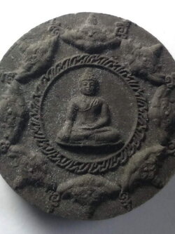 รหัสสินค้า จตุคามรามเทพ 046 พระพุทธสิหิงค์ พิธีจตุคามรามเทพ เนื้อว่านกากยายักษ์ รุ่นเปิดตำนานพระบรมธาตุ 9 วัด 9 พิธี จัดสร้างโดยคณะสงฆ์ อ.หัวไทร จ.นครศรีธรรมราช สร้างปี 2550 พร้อมกล่องเดิม จตุคามรามเทพรายการนี้ให้เช่าบูชาแล้ว