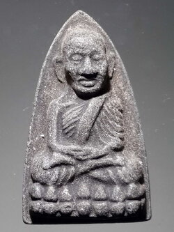 รหัสสินค้า หลวงปู่ทวด วัดต่างๆ 332 หลวงปู่ทวด วัดช้างให้ จังหวัดปัตตานี เนื้อว่าน พิมพ์เตารีด หลังตัวหนังสือนูน