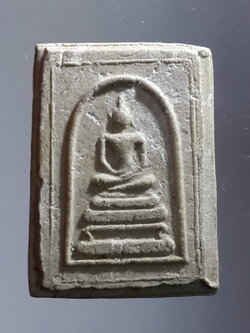 รหัสสินค้า พระไม่ทราบที่ 336 พระสมเด็จ พิมพ์คะแนน ไทยรุ่ง ฝังพลอยและเพชรหน้าทั่ง กดโค๊ตนะ ที่ด้านหลัง ใต้ฐานโค๊ต 3 ตัว ไม่ทราบที่ พระรายการนี้ให้เช่าบูชาแล้ว