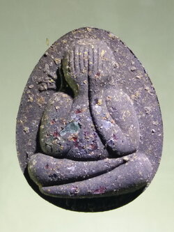 รหัสสินค้า พระมีกล่อง 172 พระปิดตาจัมโบ้ปลดหนี้ คูณทองเงินล้าน หลวงพ่อทอง สุทธสีโล วัดบ้านไร่ อำเภอด่านขุนทด จังหวัดนครราชสีมา หมายเลข 583