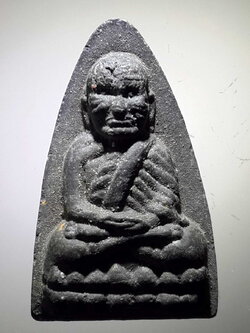 รหัสสินค้า หลวงปู่ทวด วัดต่างๆ 378 หลวงปู่ทวด เนื้อผงใบลาน หลังภปร. ตราสัญลักษณ์พระราชพิธี รัชกาลที่ ๙ เนื่องในโอกาสพระราชพิธีมหามงคลเฉลิมพระชนมพรรษา ๖ รอบ ๕ ธันวาคม ๒๕๔๒