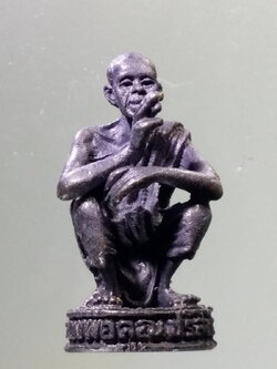 Antig Pim 100 รูปหล่อนั่งเอกลักษณ์ เนื้อนวโลหะ หลวงพ่อคูณ วัดบ้านไร่ อำเภอด่านขุนทด จังหวัดนครราชสีมา สร้างปี 2536