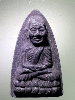 รหัสสินค้า หลวงปู่ทวด วัดต่างๆ 544 พระผงหลวงปู่ทวด วัดช้างให้ จังหวัดปัตตานี พิมพ์เตารีด หลังยันต์ตัวหนังสือนูน