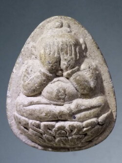 รหัสสินค้า พระไม่ทราบที่ 271 พระปิดตาเนื้อผง ฐานบัว หลังฝังแร่มวลสาร ไม่ทราบที่