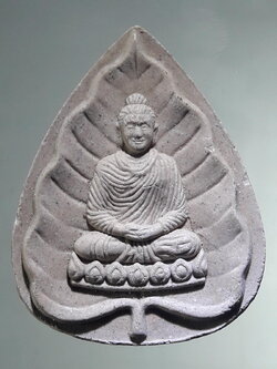 รหัสสินค้า พระเนื้อดิน ผง ว่าน 10422 พระพุทธเจ้ามหาศาสดาโลก เนื้อผงพิมพ์ใบโพธิ์ หลังยันต์น้ำเต้า ไม่ทราบที่