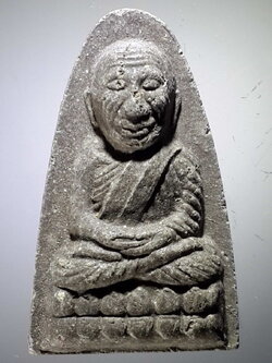 รหัสสินค้า หลวงปู่ทวด วัดต่างๆ 365 หลวงปู่ทวดเนื้อว่าน หลังเรียบ ด้านหลังกดโค้ดใบโพธิ์ ข้างในใบโพธิ์มีตัวอักษร ล. ไม่ทราบวัดที่สร้าง