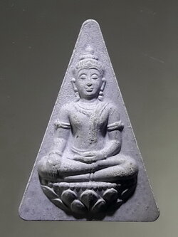 รหัสสินค้า พระเนื้อดิน ผง ว่าน 10448 พระนางพญาเนื้อผง หลังพระนามย่อ สก. สร้างปี 2547 สภาผู้แทนราษฎรจัดสร้าง ที่ระลึกเฉลิมพระชนม์พรรษา 6 รอบ สมเด็จพระนางเจ้าพระบรมราชินีนาถ