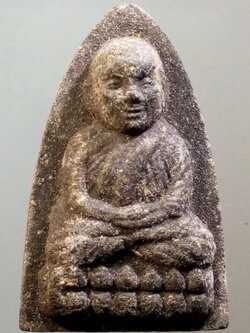 รหัสสินค้า หลวงปู่ทวด วัดต่างๆ 202 หลวงปู่ทวด วัดช้างให้ จังหวัดปัตตานี หลังสถูปเจดีย์ ท. พิมพ์เตารีดหัวมน ไม่ทราบปีที่สร้าง พระรายการนี้ให้เช่าบูชาแล้ว