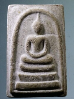 รหัสสินค้า พระสมเด็จ วัดต่างๆ 1085 พระสมเด็จ เนื้อผง หลังตัวอักษรจิ้ง ไม่ทราบที่ เจ้าของเดิมบอกว่าเป็นของ โคตรเซียน เกาจิ้ง ซึ่งผมเองก็ไม่อยากจะเชื่อ เอาวะ มันว่า จิ้ง ก็ จิ้ง