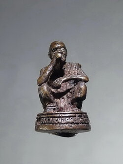 รหัสสินค้า พระกริ่ง พระหล่อ 860 รูปหล่อจิ๋ว ใต้ฐานบรรจุกริ่ง หลวงพ่อคูณ วัดบ้านไร่ อำเภอด่านขุนทด จังหวัดนครราชสีมา ไม่ทราบปีที่สร้าง