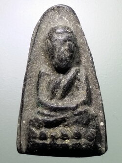 รหัสสินค้า หลวงปู่ทวด วัดต่างๆ 338 หลวงปู่ทวด เนื้อดินเผา วัดช้างให้ จังหวัดปัตตานี สร้างปี 2513 พระครูใบฎีกาขาว สร้าง ( พระองค์นี้เป็นพิมพ์ตลก บางคนเรียกว่าพิมพ์ตาโต หายากกว่าทุกพิมพ์ ครับ