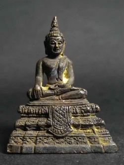 รหัสสินค้า นครปฐม 014 รูปหล่อหลวงพ่อวัดไร่ขิง อำเภอสามพราน จังหวัดนครปฐม เนื้อนวโลหะ หล่อก้นถ้วย พระรายการนี้ให้เช่าบูชาแล้ว