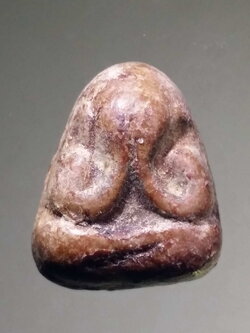 รหัสสินค้า พระไม่ทราบที่ 280 พระปิดตาเนื้อดินเผาหลังยันต์อุ ไม่ทราบที่ เจ้าของเดิมบอกว่าเป็นหลวงพ่อจง วัดหน้าต่างนอก ไม่ยืนยันนะครับ พระรายการนี้ให้เช่าบูชาแล้ว