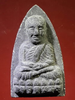 รหัสสินค้า หลวงปู่ทวด วัดต่างๆ 137 หลวงปู่ทวด วัดช้างให้ จ.ปัตตานี ไม่ทราบปีที่สร้าง เนื้อผงใบลาน เตารีดหัวแหลม หลังตัวหนังสือนูน