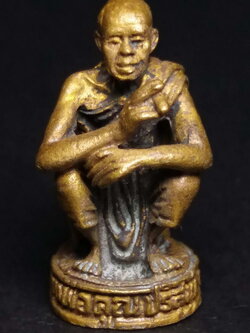 รหัสสินค้า พระกริ่ง พระหล่อ 134 รูปหล่อนั่งเอกลักษณ์เนื้อทองผสม หลวงพ่อคูณ วัดบ้านไร่ อำเภอด่านขุนทด จังหวัดนครราชสีมา สร้างปี 2536