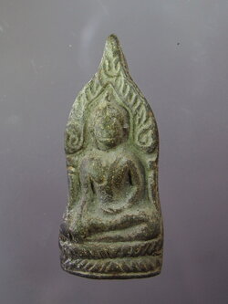 รหัสสินค้า พระกรุ 087 พระร่วงนั่ง ซุ้มเรือนแก้ว จังหวัดสุโขทัย เนื้อออกเขียวหินครก ไม่ทราบกรุ หน้าตาพอมีให้เห็นไรๆ