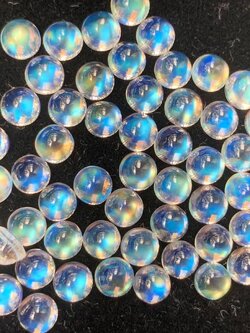 บลูมูนสโตนกลมหลังเบี้ย 4.5 mm. 1 กะรัต