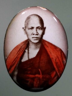 รหัสสินค้า เครื่องราง ล็อกเก็ต ภาพถ่าย 109 ล็อกเก็ตติดจีวรฝังตะกรุดฝังพลอย ครูบาเจ้าศรีวิชัย นักบุญแห่งล้านนา วัดพระธาตุดอยสุเทพ จังหวัดเชียงใหม่ พระรายการนี้ให้เช่าบูชาแล้ว