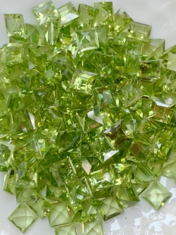 เพอริดอทสี่เหลี่ยม 4x4 มม. 5 กะรัต