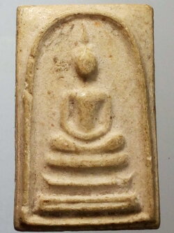 รหัสสินค้า พระสมเด็จ วัดต่างๆ 447 พระสมเด็จเนื้อผง หลวงพ่อวิเชียร จันทโน วัดสี่เหลี่ยม จังหวัดบุรีรัมย์ รุ่นเสาร์ 5 ปี 26