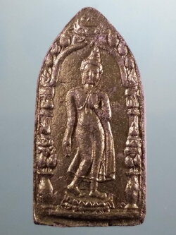 รหัสสินค้า พระมีกล่อง 4033 พระลีลากำแพงนิ้ว เนื้อผงปิดทอง ที่ระลึกงานทอดผ้าป่าสามัคคี 50,000 กอง วัดไชยสถาน พระพุทธเจดีย์ 9 ยอด อำเภอสารภี จังหวัดเชียงใหม่ 24 มีนาคม 2556 พระสวยกล่องเดิม