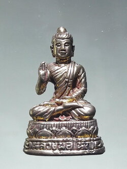 รหัสสินค้า พระมีกล่อง 239 รูปหล่อเนื้อทองเหลืองขัดเงา หลวงพ่อใหญ่ วัดวังกระชาย ตำบลวังไก่เถื่อน อำเภอหันคา จังหวัดชัยนาท รุ่นร่วมแรงร่วมใจ ขนาดเทียบกับเหรียญบาท กล่องเดิมครับ