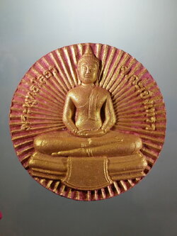 รหัสสินค้า พระมีกล่อง 063 พระพุทธโสธร หลังภาษาจีน รุ่น มังกรแห่งโชคลาภ พิธีพุทธาภิเษก วัดโสธรวรารามวรวิหาร จ.ฉะเชิงเทรา และวัดจีนประชาสโมสร เล่งฮกยี่ พุทธาภิเษก 2 วัด พระสวยมาก แต่กล่องไม่ใช่ของเดิม ขนาดเทียบกับเหรียญบาท