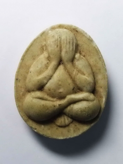 รหัสสินค้า พระปิดตา ทั่วไป 011 พระปิดตาเนื้อผง ผสมเถ้าอังคาร หลวงปู่หน่าย วัดบ้านแจ้ง ออกวัดพฤกษะวัน จังหวัดพิจิตร สร้างปี 2537 หลวงพ่อคูณ ร่วมปลุกเสก พระรายการนี้ให้เช่าบูชาแล้ว