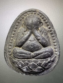 รหัสสินค้า พระปิดตา ทั่วไป 223 พระปิดตาเนื้อผงใบลานผสมแร่เหล็กน้ำพี้ หลวงพ่อนิยม วัดป่าหลักร้อย จังหวัดนครราชสีมา รุ่นเหล็กน้ำพี้