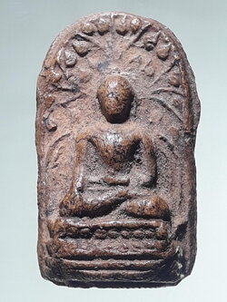 รหัสสินค้า พระเนื้อดิน ผง ว่าน 10500 พระคง ลำพูน (พระคงทรงพระบาง)