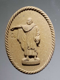 รหัสสินค้า พระไม่ทราบที่ 376 พระเกจิเนื้อผง ท่าทางลักษณะกำลังให้อาหารนก กดโค้ด เนื้อผงสีน้ำตาล ไม่ทราบที่