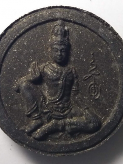 รหัสสินค้า จตุคามรามเทพ 032 จตุคามรามเทพ - ท้าวสุรนารี (ย่าโม) รุ่น เศรษฐี มีสุข เนื้อใบลานและมวลสาร 108 สร้างปี 2550 พร้อมประวัติ และ ใบคาถากำกับ จตุคามรามเทพ รายการนี้ให้เช่าบูชาแล้ว