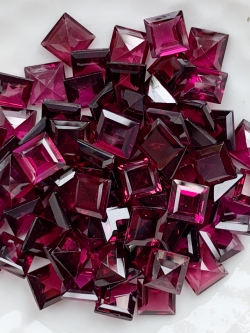 โรโดไลท์สี่เหลี่ยม 5 มม. 5 กะรัต