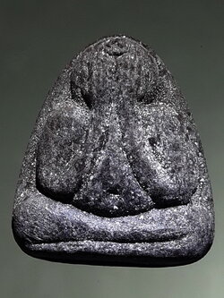 รหัสสินค้า พระเนื้อดิน ผง ว่าน 10466 พระปิดตาเนื้อผงหลังยันต์ มีตัวอักษรภาษาจีนอยู่ด้านล่างด้านหลัง ไม่ทราบที่ เนื้อหาไม่ธรรมดา